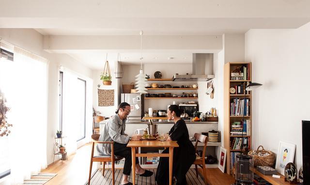 『』晒晒这对日本夫妻的家，4层隔板挂墙当鞋架，摆100双鞋绰绰有余！