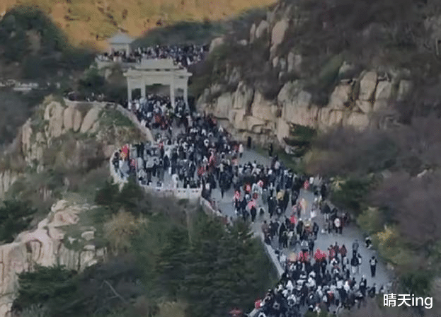 :五一假期,泰山景区再现“人山人海”,为泰山日出通宵登山排长队