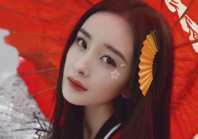 杨幂|杨幂又签三字女艺人“打脸”李溪芮,看清正脸照:想不火都难!