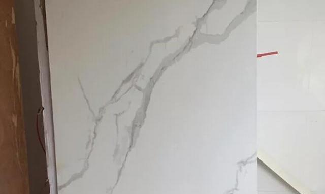 结婚|电视背景墙如何贴大砖？先在墙上安装欧松板，大砖怎么贴才牢固？