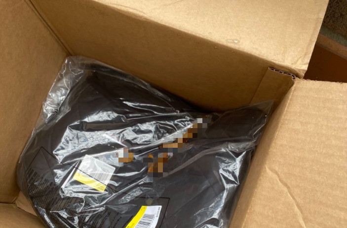 英国英鸟|美国男网购耐克衣服瞬间崩溃：新衣服里满是蠕虫扭动，一共30条