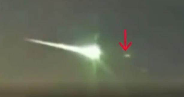 小行星|7年前小行星撞向地球，在空中被不明物体撞击解体，是谁在保护人类？