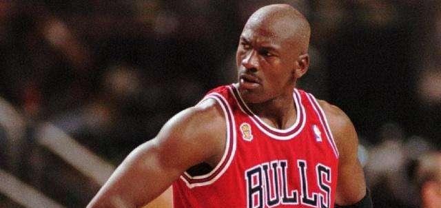 迈克尔·乔丹@雕像上被骑扣的是谁？设计师亲自解释：只有他才配得上被乔丹骑扣