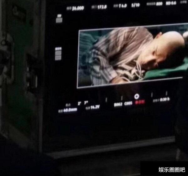 易烊千玺@《少年的你》后易烊千玺新剧路透！留光头造型，穿病号服被医生搀扶