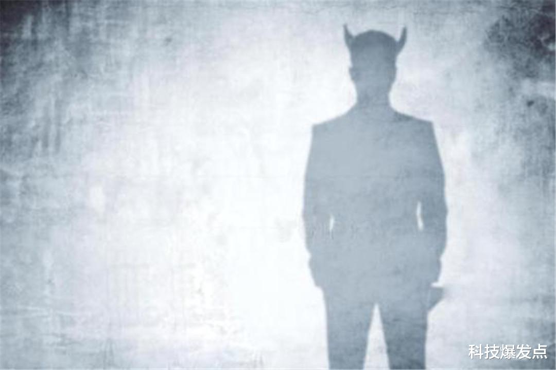 |美国“阴影人”是怎么回事？一女子亲眼目睹，被疑是高维度生物！