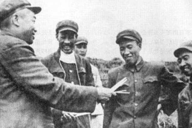 邓华|一士兵从报纸上认出父亲,指导员却说:那是首长别瞎想