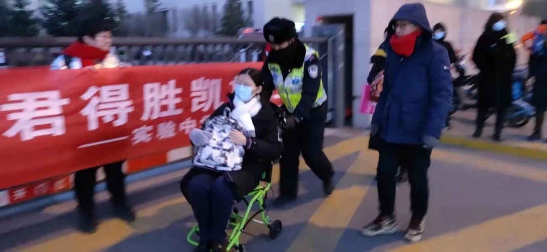 新城区交管大队 新城交警众志成城经受极寒天气大考