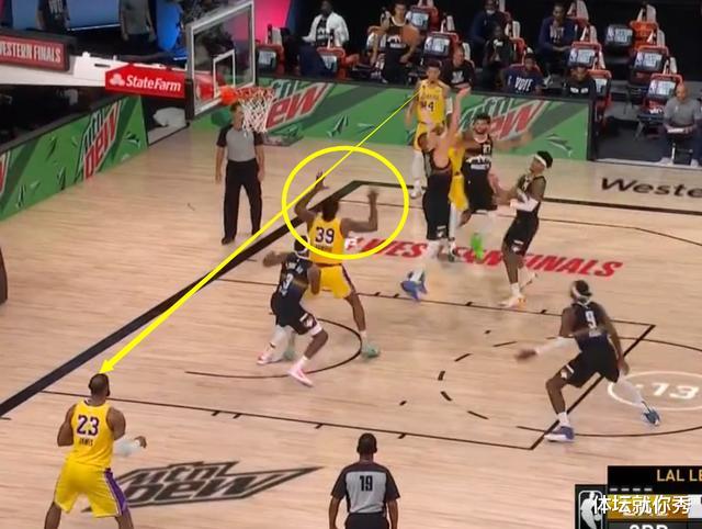 快船队|跟霍华德杠上了？2次要球都不给，隔着3人还要传远端，詹姆斯直接黑脸