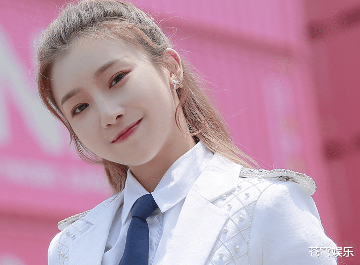 「c位」《创3》首发成团位新合照，林君怡站C位，我却在关注她身边这2人