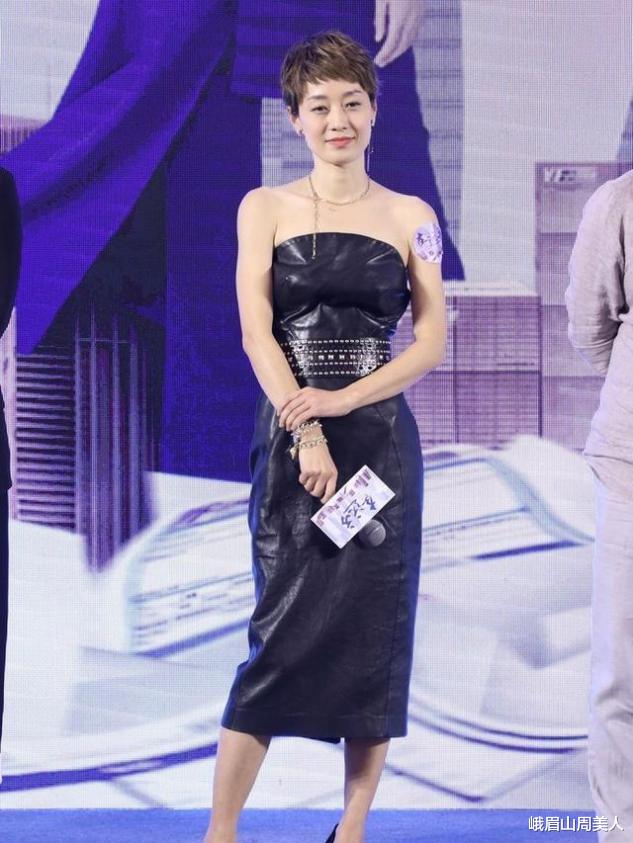 发型|?女人过了50就别再留“黑长直”了，试试这4种发型，阿姨变回姐姐