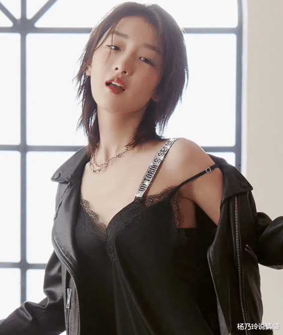 周冬雨代言维密内衣?瘦成"排骨"都能行,网友:二次"发育"