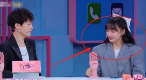 『郑爽』郑爽节目上首次晒聊天记录，当注意到她的置顶，网友直呼不值得