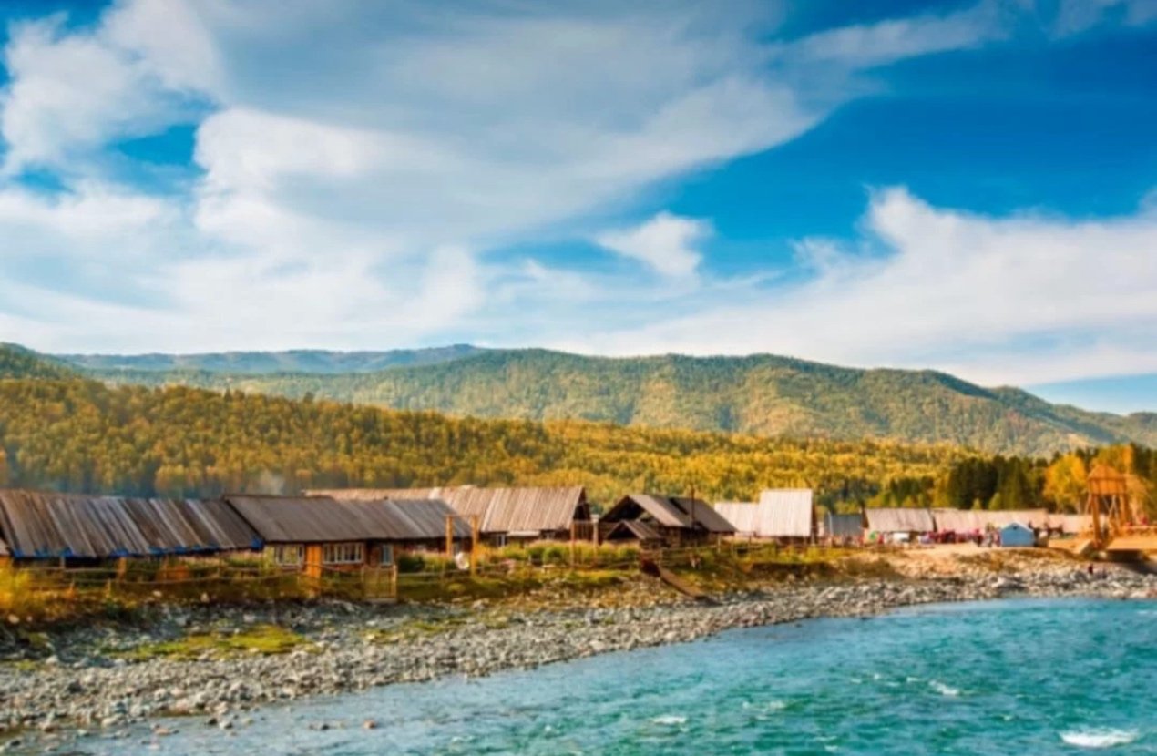 「」一座人间的童话小镇，入选中国十大最美乡村。被誉为天下第一村！