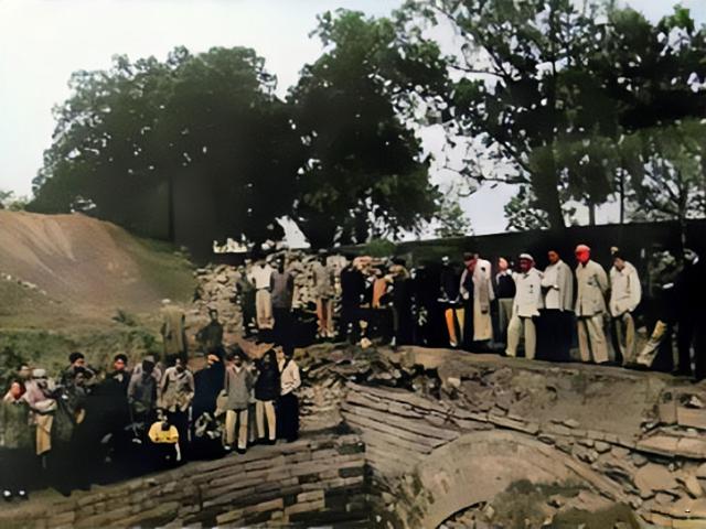 定陵|老照片再现定陵发掘全过程：郭沫若亲自指导，代价惨痛，图9裸手取万历皇冠