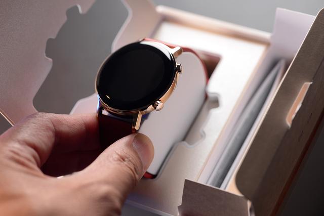 钉钉|国内智能手表谁份额最大?苹果华为两强争夺第一