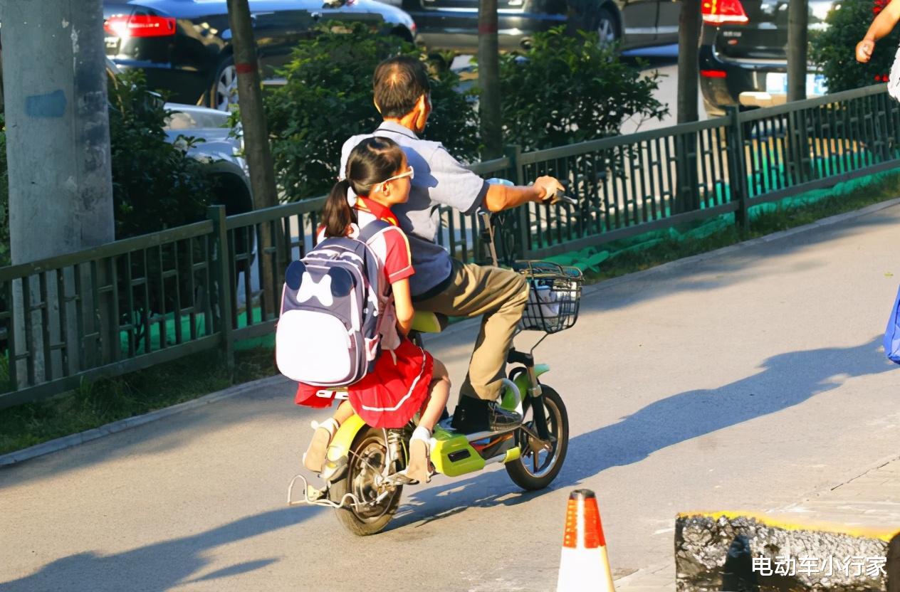 电动车|戴头盔刚实施，电动车又来一条新规，车主：能不能让人好好骑车？