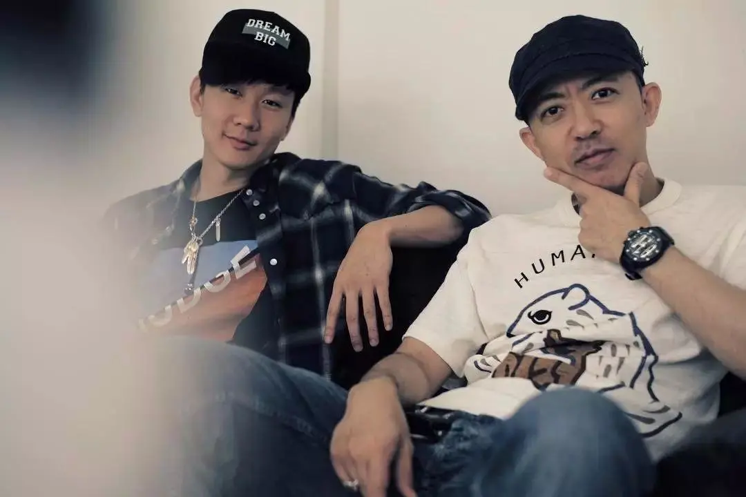 林俊杰|林俊杰总以为自己很时尚，没人说他穿得像暴发户吗？