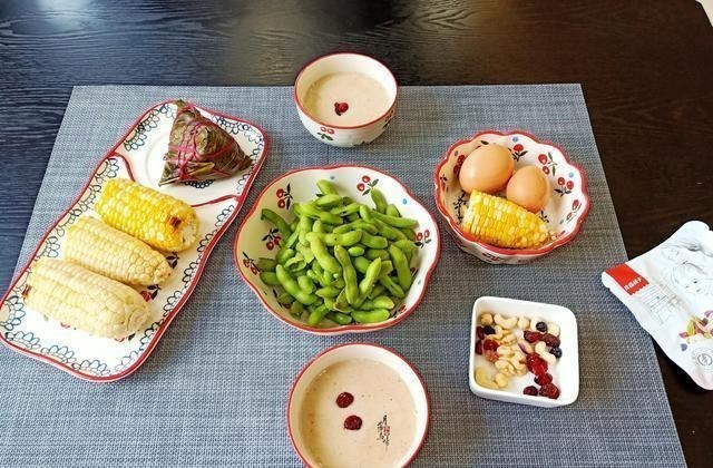 【车厘子】老两口的极简早餐走红，穿旗袍也能轻松搞定，网友：日子过成诗