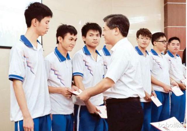 大学|录取通知书到手，爷俩却因生活费争吵，父亲：大学是让你享福的？