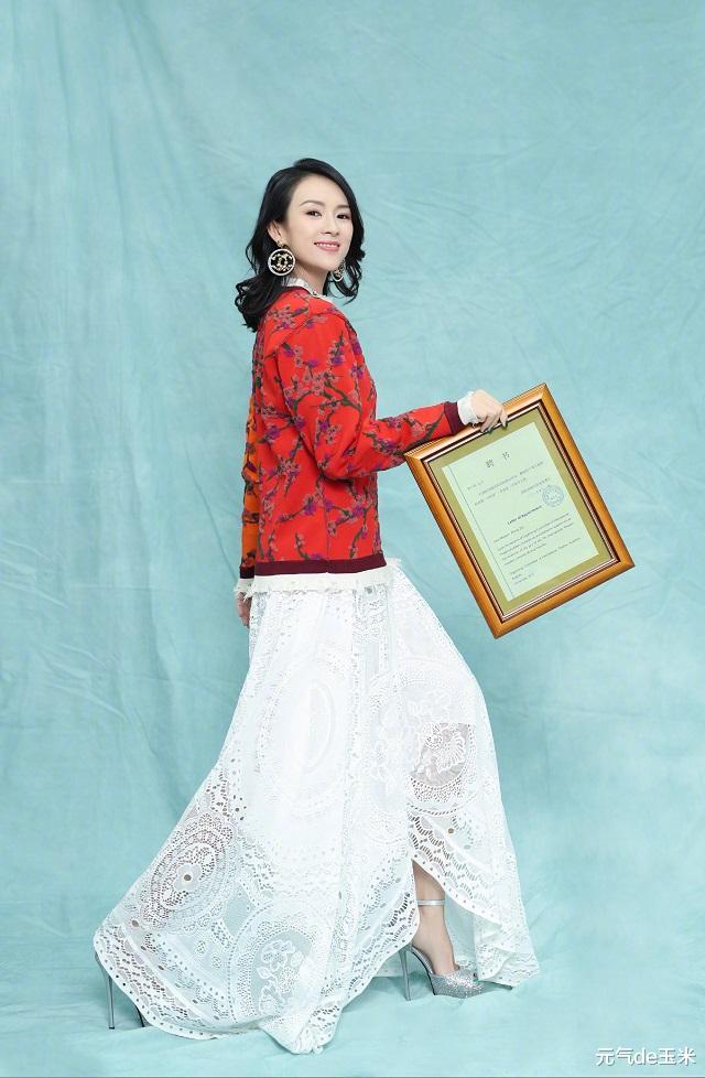 『连衣裙』章子怡剪短发太惊艳了！穿姜黄色衣服裙气质优雅，又美出了新高度
