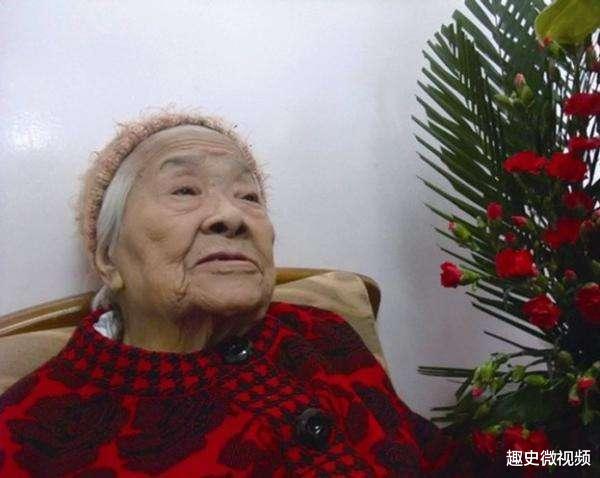 ##她是武当派传人，后成红军总教头，双枪让敌人胆寒，活到103岁