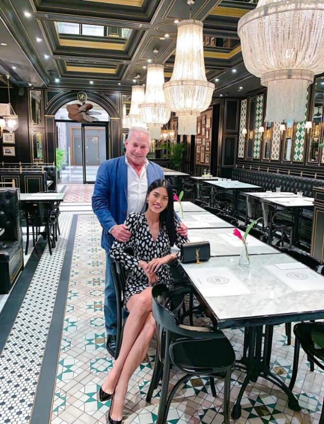 睹图 26岁选美小姐与7旬美国富翁高调订婚，称对方会给她很多机会