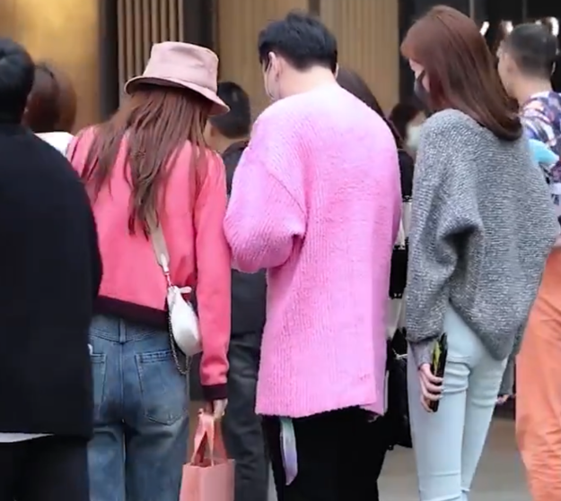 王思聪|王思聪带四位美女炸街，身穿近万元女款粉毛衣，身旁美女颜值高