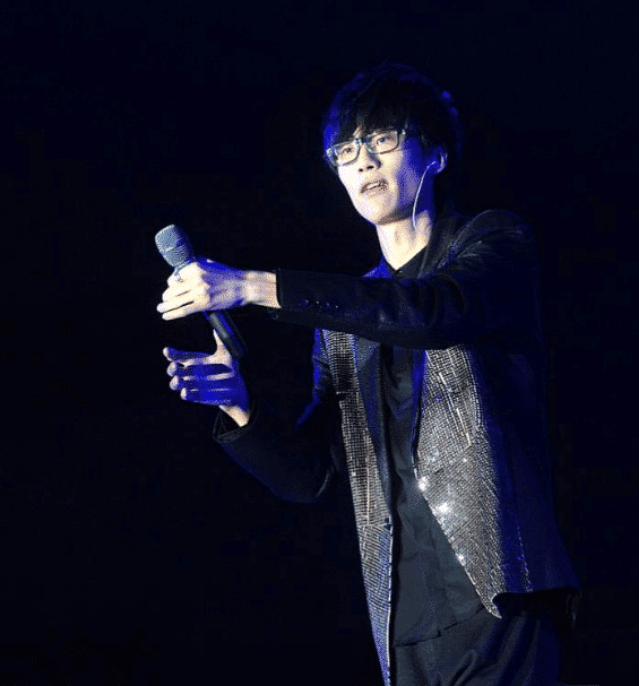 90后@这4首歌永远被“禁播”，连翻唱都不允许，90后们只能自己哼