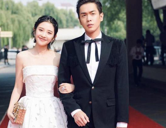 『唐艺昕』张若昀夫妇在公园野餐，唐艺昕超大孕肚十分显眼