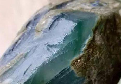 翡翠▲只有拳头大小的翡翠原石，擦一次涨一次，成品更是不得了