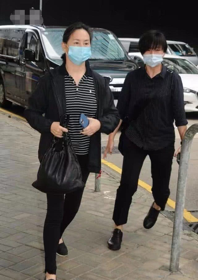 何超琼|二房长女何超琼现身殡仪馆，谁注意她穿的啥鞋？刷新对有钱人认知