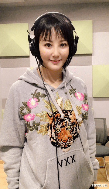 卫衣@陶红终于“扮嫩”成功了，剪空气刘海短发超减龄，配卫衣美成90后