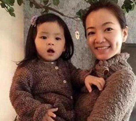 ?带你看看阿雅住的豪宅，如今都做家庭主妇了，吉他留给孩子当玩具