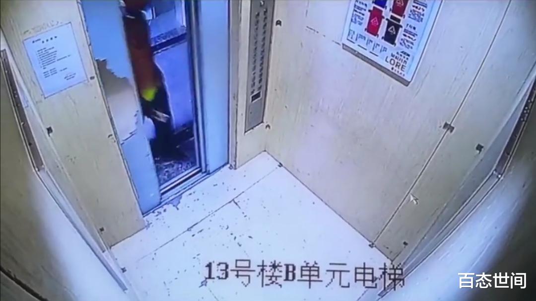 外卖小哥|美团外卖小哥电梯内瘫倒，下一秒满血复活，状态无缝切换让人泪目