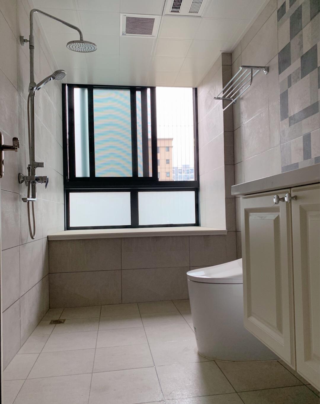 【】她家辛苦一年才完工，效果还不错，二次改造电视墙后实用又大气！