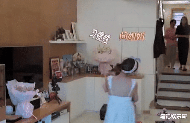 #杜若溪#录制真人秀穿吊带出镜，胸前只用垫子挡着，被疑故意争取影视角色