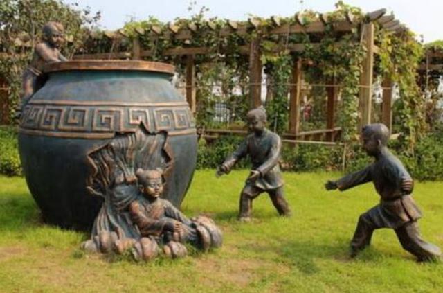 司马光|众人都知司马光砸缸，那他救下的小孩是谁？难怪老师从不介绍他