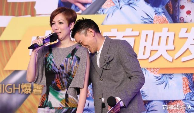 [刘德华]刘德华和谁合影都是微笑，唯独在她面前，连“天王的形象”都不顾