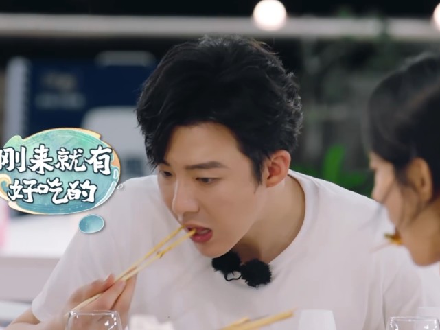赵丽颖|中餐厅“最大牌”飞行嘉宾，赵丽颖亲自给他斟茶，啥都不干还要点外卖