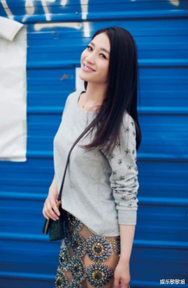 「连衣裙」李小冉久违亮相，身穿拼接连衣裙瘦到撑不起来，剪短发格外减龄