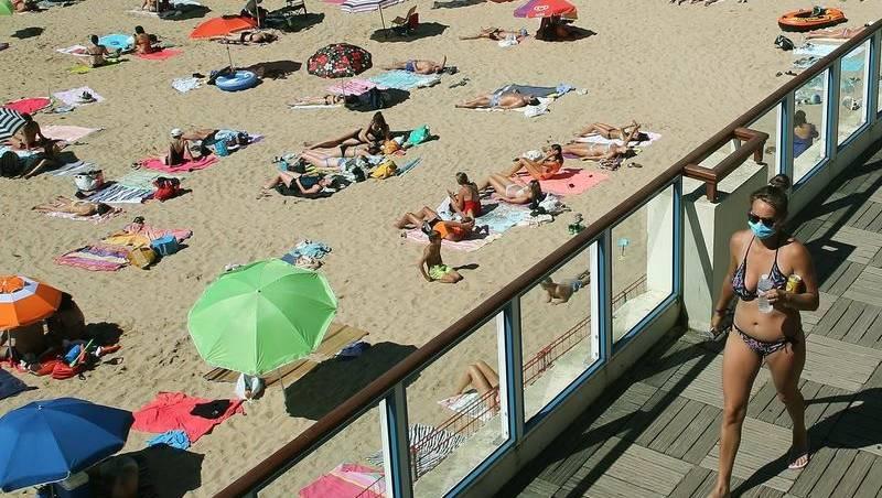 法國女子大膽脫衣享受沙灘日光浴，警方粗暴處理引發公眾抗議-圖3