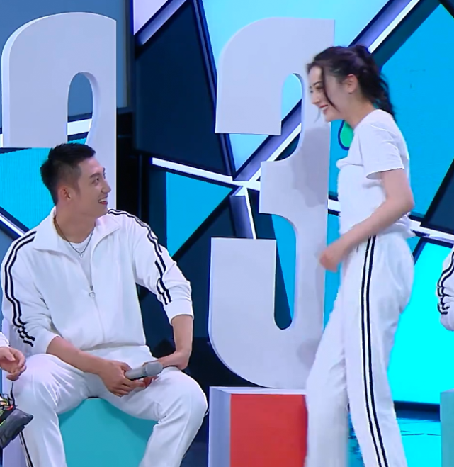 迪丽热巴▲热巴被自己衣服“锁”住，导演故意把镜头转向黄景瑜，笑出皱纹了