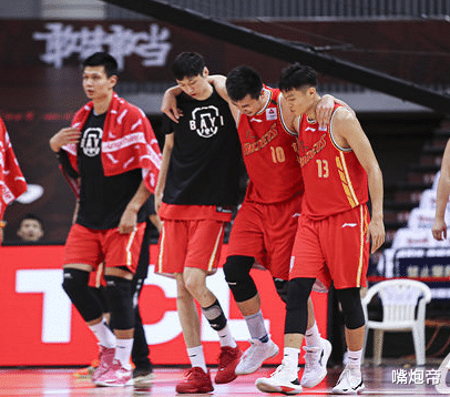 广东男篮|CBA大争议，八一神塔惊险伤退，裁判2次针对广东，姚明有新工作了