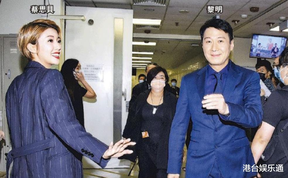 TVB▲黎明降临TVB引轰动，艺人为求合影各出奇招，电视王国没落至此？