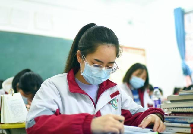 教育局：教育局连发通知：紧急叫停开学，高三再次放假上网课，家长急了