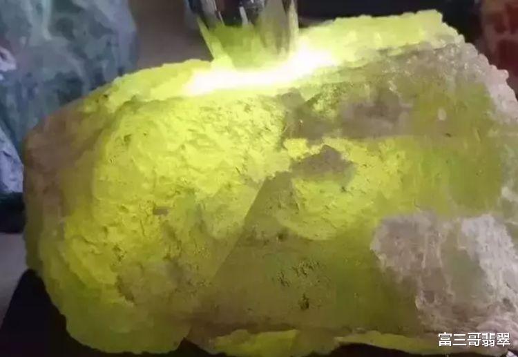 『翡翠』翡翠赌石实战行家详解原石“脱砂”和“水翻砂”到底有什么不一样