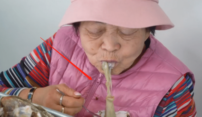 []老奶奶挑战30个“大生蚝”，取出肉一看不对劲，网友：赶快停嘴！