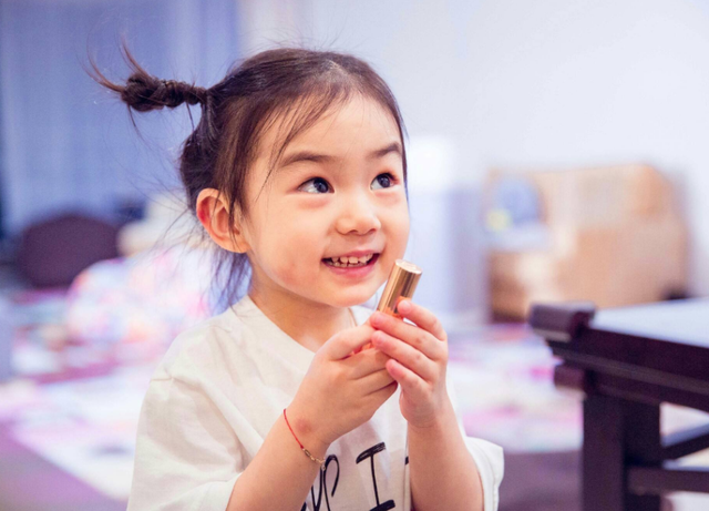 戚薇|戚薇女儿才是“整容式”长大，小时候呆萌可爱，近照比妈妈还养眼