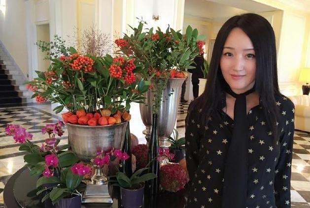 「」杨钰莹晒出自己的豪宅，地面瓷砖都是黑白拼接，这装修像个歌舞厅