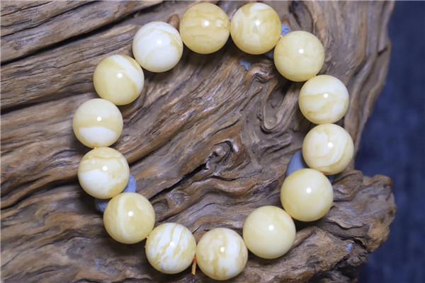 「蜜蜡」蜜蜡最好别问多少钱，问就是有54000000种价格的可能！